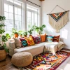 Acogedor rincón con plantas y textiles étnicos en la sala de estar.