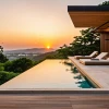 Atardecer idílico en piscina con vista panorámica de la naturaleza.