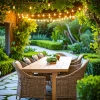Cena al aire libre en un acogedor jardín iluminado.