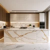Cocina de lujo con detalles de mármol y diseño moderno.