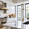 Cocina moderna y elegante con detalles en dorado y mármol.
