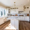 Cocina moderna y elegante con detalles de mármol y madera.