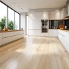 Cocina moderna y luminosa con piso de madera clara.