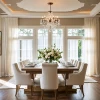 Comedor elegante con candelabro de cristal y arreglo floral.