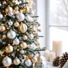Decoración navideña elegante y brillante en un árbol de Navidad.