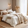 Dormitorio acogedor con detalles naturales y texturas cálidas.