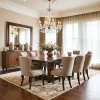 Elegante comedor con mesa de madera y sillas tapizadas.