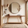 Elegante recibidor con espejo y decoración minimalista.