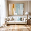 Hogar acogedor con arte abstracto y muebles cálidos.