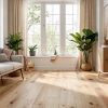 Hogar acogedor y natural con plantas y amplios ventanales.