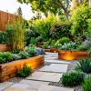 Jardín acogedor con plantas y camino de piedra en tonos cálidos.
