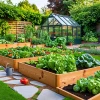 Jardín urbano con huerto y invernadero, un oasis de verdor y productividad.