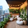 Oasis urbano: terraza acogedora con plantas y luces cálidas.
