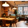 Acogedor restaurante con diseño rústico y moderno.