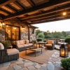 Terraza acogedora al aire libre con muebles de ratán y detalles rústicos.